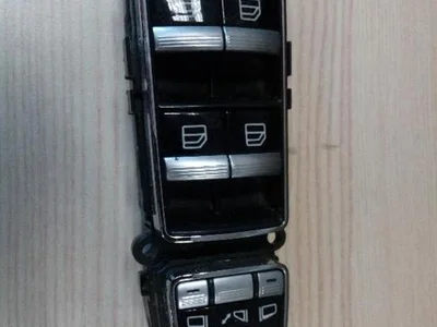 Mercedes-Benz A 216 820 24 10 / A2168202410 S-CLASS Coupe (C216) 2007 Bouton de lève-vitre - Image 1