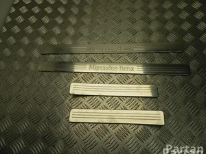 Mercedes-Benz A 204 680 01 35, A 204 680 02 35, A 204 680 03 35 / A2046800135, A2046800235, A2046800335 C-CLASS (W204) 2009 Bordure de seuil de porte
