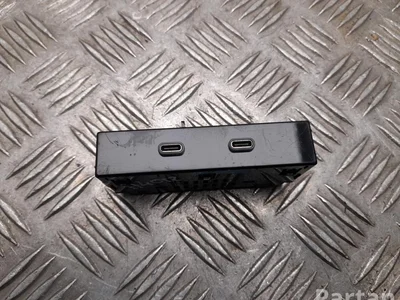 Škoda 657 035 736 / 657035736 Kamiq 2022 Périphérique d'entrée USB - Image 1