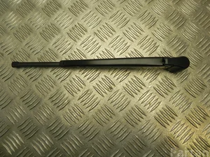 Mercedes-Benz A 176 824 00 19 / A1768240019 C-CLASS (W205) 2016 Bras d'essuie-glace