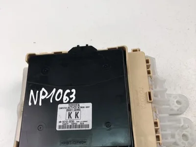 Toyota 82730-12X81 / 8273012X81 AURIS (_E18_) 2016 Caja de fusibles - Imagen 1