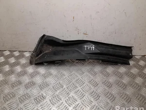 Mercedes-Benz A 126 830 01 13 / A1268300113 S-Class W126 1983 Garniture de capot d'essuie glace