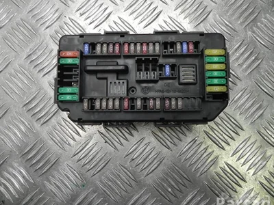 BMW 9389068 3 (F30, F80) 2018 Boîte à fusibles - Image 1