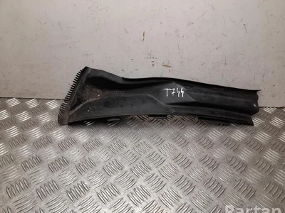 Mercedes-Benz A 126 830 01 13 / A1268300113 S-Class W126 1983 Garniture de capot d'essuie glace - Image 1