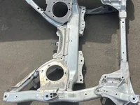 BMW 8869234 5 G60 2025 traversas priekis