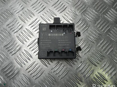 Mercedes-Benz A 212 820 35 85 / A2128203585 C-CLASS (W204) 2009 Unité de commande pour porte Left Front - Image 1