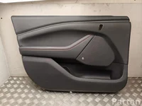 Ford USA LJ8B-R23903 / LJ8BR23903 Mustang Mach-E 2022 Tapicerka drzwi z lewej z przodu