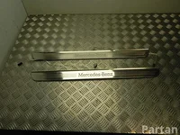 Mercedes-Benz A 205 680 28 06 / A2056802806 C-CLASS (W205) 2016 Cubierta del lateral conjunto 