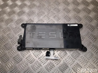 Tesla 1043900-10-D / 104390010D MODEL X 2016 Unité de commande pour porte Left Rear - Image 1