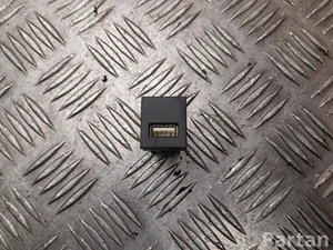 Toyota FXP0 Yaris P210 2022 Yстройство ввода USB