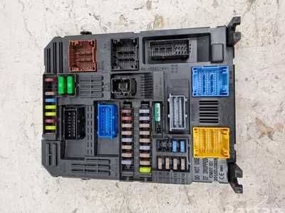 Opel 983288028000 Corsa F 2021 Boîte à fusibles - Image 1