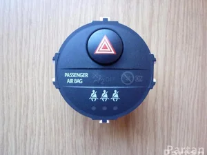 Toyota 83950-0D050-A, 839500D050A / 839500D050A, 839500D050A YARIS (_P13_) 2011 Éclairage d'urgence / interrupteur de danger