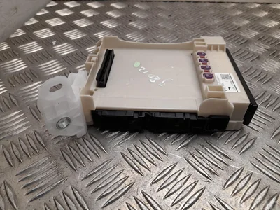 Lexus 82730-33Q30 / 8273033Q30 ES VII XZ10 2024 Boîte à fusibles - Image 1