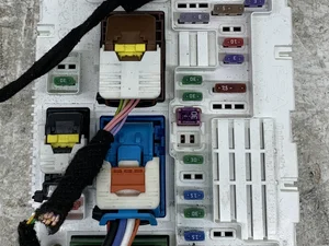 Opel 9846631580 Astra L Hatchback 2023 Boîte à fusibles