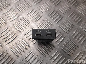 BMW 5 A84 160 / 5A84160 i4 (G26) 2024 Urządzenie wejściowe USB