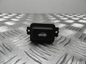 Honda M26983 ACCORD VIII (CU) 2010 Bouton du coffre à bagages