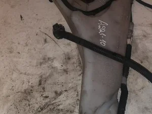 Volvo 4N51-13K163-AE / 4N5113K163AE C30 2009 Réservoir d'eau de nettoyage