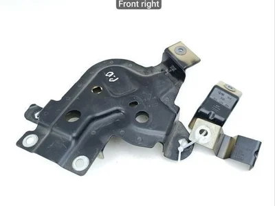 Audi 4KE821471,  4KE821470, 4KE821468, 4KE821150, 44KE821434 / 4KE821471, 4KE821470, 4KE821468, 4KE821150, 44KE821434 Q8 e-tron 2024 Uchwyt błotnika z prawej - Zdjęcie 1
