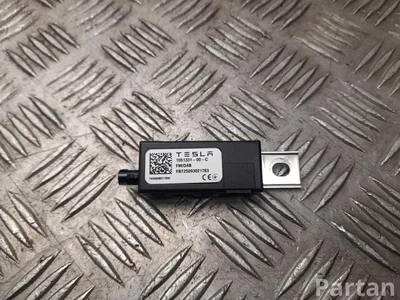 Tesla 1551331-00-C / 155133100C MODEL 3 2025 Wzmacniacz antenowy - Obraz 1