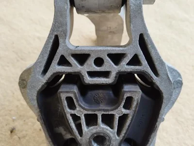 BMW 9423382 1 (F70) 2025 Support moteur à droite - Image 1