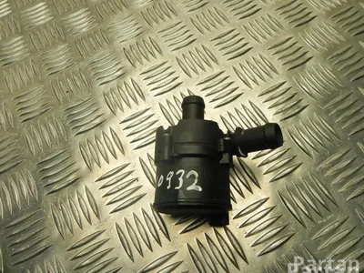 Mercedes-Benz A 000 500 06 86 / A0005000686 CLA Coupe (C117) 2014 Pompe à eau supplémentaire - Image 1