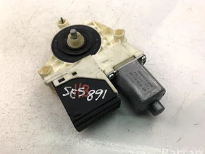 Renault 827306548R MEGANE III Hatchback (BZ0_) 2011 Window lifter motor