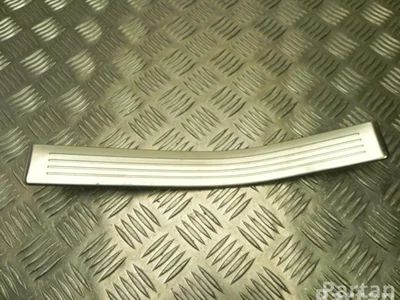 Mercedes-Benz A 212 686 11 36 / A2126861136 E-CLASS (W212) 2012 Bordure de seuil de porte - Image 1