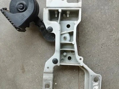 Gebrauchtes Original Land Rover J8A2-17K899-AC / J8A217K899AC RANGE ROVER VELAR (L560) 2017 Halter für Schloßträger - Bild 1