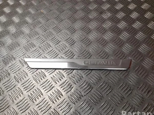 Škoda 5E3 853 813 / 5E3853813 Octavia Mk4 2021 plaque de seuil - panneau de seuil