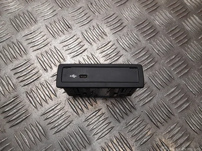 Mercedes-Benz A 247 820 39 02 / A2478203902 CLA X118 (shooting brake) 2020 Périphérique d'entrée - Image 1