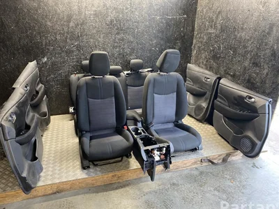 Nissan LEAF (ZE1) 2024 Set siège Panneau de porte Accoudoir - Image 1