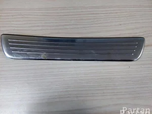 Mercedes-Benz A 246 680 04 35 / A2466800435 CLA Coupe (C117) 2014 plaque de seuil - panneau de seuil