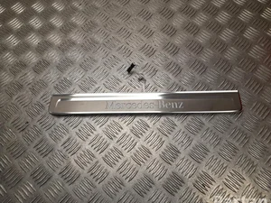 Mercedes-Benz A 297 680 16 00 / A2976801600 EQE V295 2022 plaque de seuil - panneau de seuil