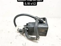 Aston Martin F5RX-9D655-AAI, F80E-9F945-AA, RX-9D655-AAI, F5RX-9D, 8B207C2 / F5RX9D655AAI, F80E9F945AA, RX9D655AAI, F5RX9D, 8B207C2 DB7 Volante 2002 Depósito de Carbón Activado "Canister"