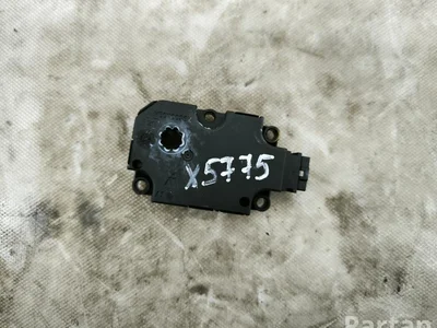 Mercedes-Benz T1002128B0 C-CLASS (W205) 2015 Moteur de réglage pour volet de régulation - Image 1