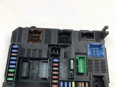 Peugeot 9807054180 308 SW II 2018 Boîte à fusibles - Image 1