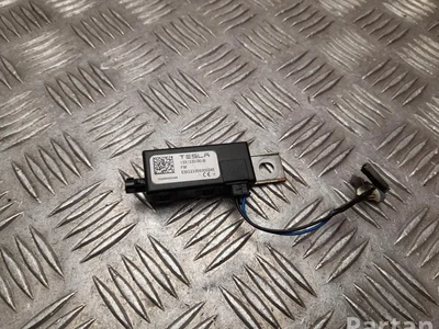 Tesla 1551330-00-B / 155133000B Model Y 2021 Amplificateur d'antenne - Image 1