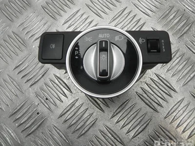 Mercedes-Benz A 204 905 31 03 / A2049053103 C-CLASS (W204) 2013 Interrupteur de lumière - Image 1