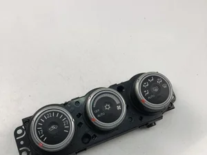 Mitsubishi 7820A115XB LANCER VIII Sportback (CX_A) 2010 Contrôle automatique de la climatisation