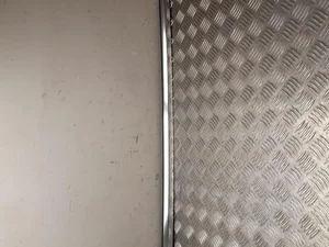 Tesla 1080682-00-F / 108068200F MODEL 3 2020 Décoration de cadre de verre porte