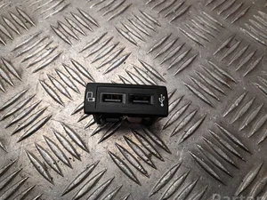 Mercedes-Benz A 447 820 09 02 / A4478200902 VITO Tourer (W447) 2022 Périphérique d'entrée USB