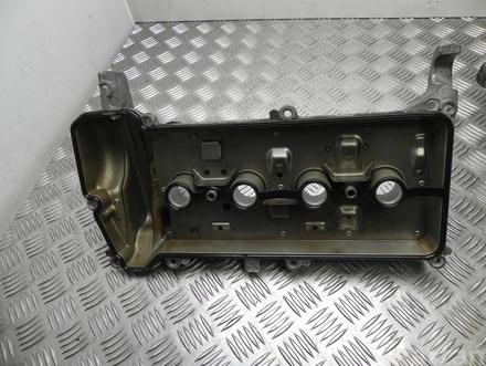 TOYOTA YARIS (_P13_) 2014 Cylinder head cover