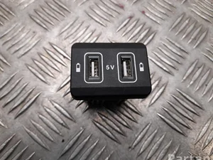 Mercedes-Benz A 213 820 77 01 / A2138207701 E-CLASS T-Model (S213) 2019 Périphérique d'entrée USB