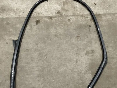 Maserati 670032884 LEVANTE 2019 Joint d'étanchéité de porte Left Rear - Image 1