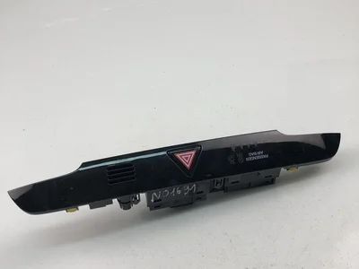 Hyundai 93700-D7100 / 93700D7100 TUCSON (TL) 2015 Éclairage d'urgence / interrupteur de danger - Image 1