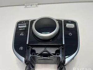 Mercedes-Benz A2059005915 ; A2059057203 ; A2059059306 / A2059005915, A2059057203, A2059059306 C-CLASS T-Model (S205) 2015 Interface multimédia avec unité de contrôle