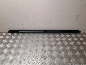 Ford USA LJ8B-R20562-AC / LJ8BR20562AC Mustang Mach-E 2023 Décoration de cadre de verre porte