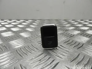 Mercedes-Benz A 207 905 00 51 / A2079050051 E-CLASS Coupe (C207) 2010 Bouton du coffre à bagages