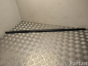 Mercedes-Benz A 204 725 32 65 / A2047253265 C-CLASS (W205) 2012 Abdeckung Fensterrahmen vorne