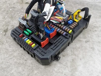 Opel 9832881080 Mokka II e 2022 Boîte à fusibles - Image 1